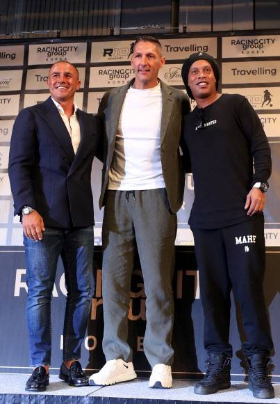 기자회견 도중 포즈를 취하는 호나우지뉴와 칸나바로(맨 왼쪽), 마테라치(가운데). 뉴시스