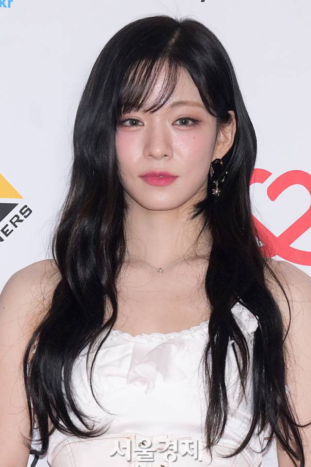 그룹 프로미스나인(fromis_9) 이채영이 10일 오후 서울 송파구 KSPO DOME에서 열린 2023 K 글로벌 하트 드림 어워즈 레드카펫에서 포즈를 취하고 있다. 김규빈 기자