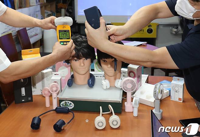 최예용 환경보건시민센터 소장이 26일 오전 서울 종로구 환경보건시민센터에서 열린 '휴대용 목선풍기와 손선풍기의 전자파 문제 조사보고서 발표 기자회견'에서 전자파 측정을 진행하고 있다. (뉴스1 DB)