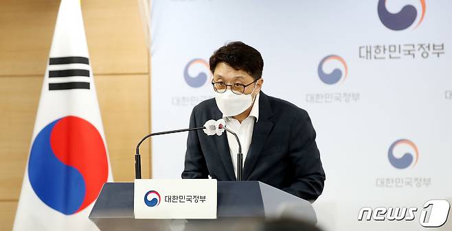 최우혁 과학기술정보통신부 전파정책국장이 1일 오후 서울 종로구 정부서울청사에서 휴대용 선풍기 전자파 검증 결과 브리핑을 하고 있다. 이날 과기정통부는 '암을 유발하는 수준의 전자파가 발생한다'고 한 환경단체가 주장한 휴대용 선풍기들이 측정 결과 모두 인체에 안전한 것으로 나타났다고 밝혔다. 2022.8.1/뉴스1 ⓒ News1 박지혜 기자