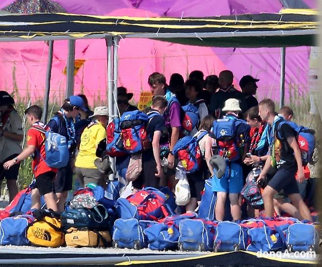 2023 새만금 세계스카우트잼버리에 참석한 영국 대원들이 이달 6일 열악한 행사장 환경을 버티지 못하고 철수를 준비하는 모습. 부안=양회성 기자 yohan@donga.com