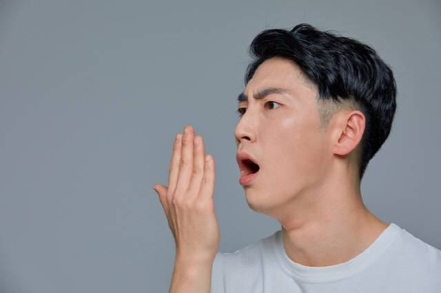 양치질을 꼼꼼히 하는데도 갑자기 입 냄새가 난다면 의외로 스트레스가 원인일 수 있다./사진=게티이미지뱅크