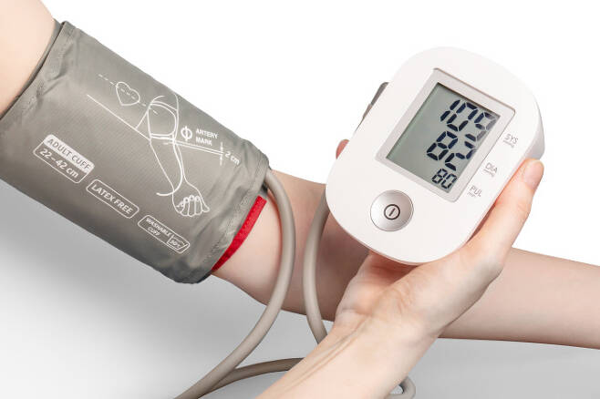 저혈압은 수축기 혈압이 90㎜Hg, 이완기 혈압이 60㎜Hg 이하인 경우다. 저혈압으로 병원을 찾는 환자 수는 여름철(6~8월)이 겨울철(12~2월)보다 2배가량 많을 정도로 바깥 기온의 영향을 크게 받는다. 고혈압 환자가 아니어도 평소 혈압 측정 해 보면서 관리하는 것이 좋다. 사진 | 언스플래쉬