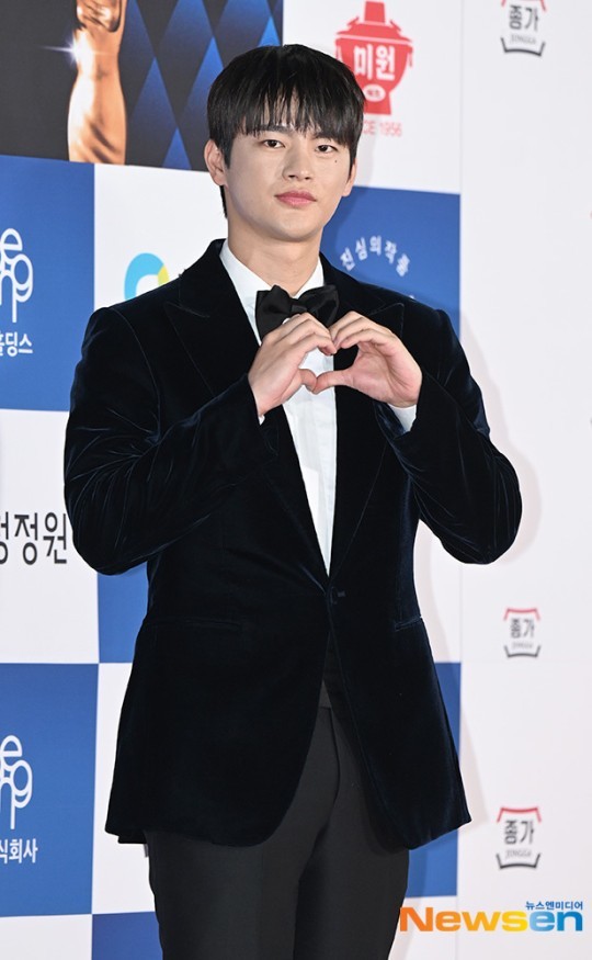 Singer and actor Seo In-guk was caught up in a daily job at a cafe in Ulsan.Recently, photos and videos of Seo In-guk working at Cafe have spread in various online communities.In the video, Seo In-guk, wearing an apron and a hat, was talking to a guest. Seo In-guk made coffee directly and made a cake himself.The fans who visited the cafe on the day said, It is a real part time job mode after washing dishes, I drink coffee from Seo In-guk, I had a lot of guests on this day And so on.On August 4th, Seo In-guk made a one-day alba through the YouTube channel Community. I also made an order, made a cake, and worked hard to try it.Seo In-guk said, If you take a cup of coffee on a hot day and rest in an air-conditioned room, its the best thing. Those who have time will come tomorrow and have a cup of coffee.According to the companys Story Jay Company, the cafe visited by Seo In-guk is a cafe run by Seo In-guks brother.Seo In-guk, who has been transformed into a part-time student at his brothers Cafe and communicated closely with his fans, is showing a good feeling.Meanwhile, Seo In-guk was cast in Teabings original  ⁇ lee jae-jae, which will be released in December.lee jae-jae, soon to die (directed / screenplay Ha Byung-hoon) is a fantasy drama in which Choi lee jae-jae, just before falling into hell, experiences 12 Death and life by the judgment of Death.In the drama, Seo In-guk plays the role of Choi lee jae-jae, who lost his will to live due to continued job failure.