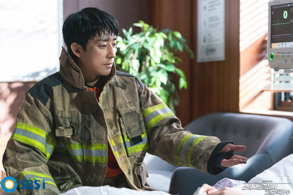 Do you really want to die with Son Ho?The viewers of SBS The police station next to the fire station a a would not have done it.From Season 1 of Police by Fire Station, Qin Hao (Kim Rae Won) and Bong Help with were two tops called Jindo Dog and Bulldozer.The two of them, each representing Police and Fire stations, showed a strong romance, and the different worldview of this drama, which cooperates with The Texas Chainsaw Massacre: The BeginningArson, was firmly connected.However, it became real. In the third time, the intentional Arson of the perpetrator found the rod with Death.So, in fact, two-thirds of the three times was filled with Remady of mourning for him while grasping the cause of his death.The tongue-in-cheek (Gong Seung-yeon), which he loved, collapsed, and not only fellow firefighters but also police officers of the neighboring police, Bong Help withs brother Bong Anna (Jiwoo) and Bureau of Forensic Officer Yoon Hong (Son Ji-yoon) shed tears in front of his body.In fact, I changed the system from two-top to one Qin Hao, but what did Small Side 2 try to get through this development?The reason why the main characters Death is the most dramatic is that it can attract viewers attention, but rather, it is a new way of cooperating with Susa, which is a small side view 2, through the Death of Help with. It looks big.Small Side 2 added another color called Bureau of in Season 1.Remady, who fights fire and rescues people with content from fire station material, added Remady of Susa, a science called Bureau of, in Season 1, when Police content, Crime Susa, was added.The Death of Help with unfolded as an event that brought all these elements together.Help with, who rescued a child who was playing hide-and-seek from a fire scene, found a star-shaped fire there and found out that it was Arson who intentionally made it, and went into it and died from the explosion.However, during the autopsy of the body of the Help with in the Bureau of, I find that the stomach and esophagus are filled with paraffin that appears to be candles.It was suspected that there was an accomplice because of the fact that Arson occurred in two different places, but togue-in-cheek and Feng An-na and Yunhong, who knew that they used candles to delay the explosion, I got to know the truth of the case.The candle came from the body of Help with because he swallowed the candle, which was evidence before he died, to prevent the evidence of this Arson case from disappearing at his own expense.In other words, Remady, where Fire Station, Police, and Bureau of cooperate, was excitingly developed through this event where Help with Death.In order to reveal the existence of Bureau of, which mainly deals with identifying the cause of Death through autopsy, etc., someones Death was clearly needed and it could be drawn at the sacrifice of Help with.It is clear that Death of Help with, which took place in three times like this, has had the effect of informing that Small Side 2 will unfold a different Remady covering the Bureau of the future.But Ive lost as much as Ive gained.It is because of the fact that Season 2 was produced by the power of Season 1, and above all, one of the central charms of Season 1 is the Tikitaka cooperation that Qin Hao and Bong Help with showed.How does this situation, in which Son ho joon gets off in three times with Death of Bong Help with, affect Small Side 2?It is obvious that we have focused our attention through dramatic Remady right now, but I wonder if the vacancy will be felt a lot. Who can fill this vacancy in the development of Small Side 2 in the future?It is a moment when curiosity, expectation, and regret intersect.