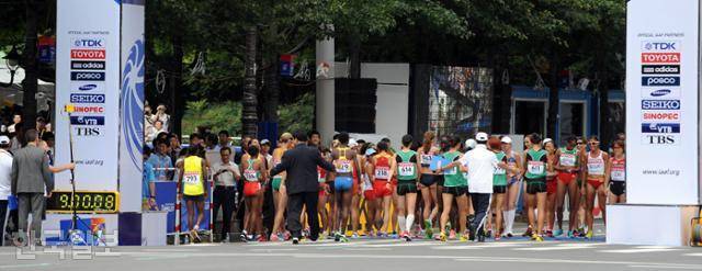 2011년 8월 27일 대구세계육상선수권대회 여자 마라톤 경기에서 선수들이 타종 소리를 출발 신호로 잘못 알아듣고 출발하려다 진행요원들의 제지를 받고 다시 출발선 뒤로 가고 있다. 한국일보 자료사진