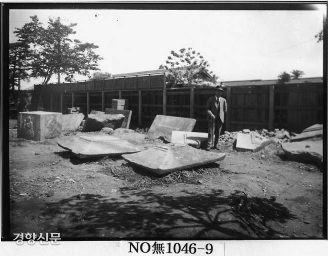 대구 동운정(동인동) 이소가이(磯貝) 제면공장 구내 공터에 해체된채 방치된 경남 산청 범학리 삼층석탑. 이 석탑은 거간꾼의 꼬드김에 당한 마을주민들의 묵인아래 진주를 거쳐 대구로 반출됐다. |국립중앙박물관 제공
