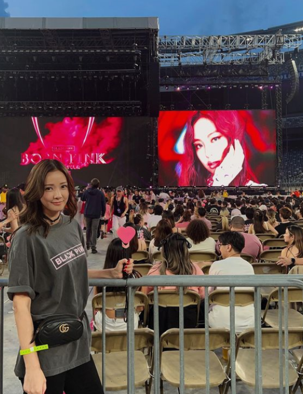 Son Tae-young announced the recent visit to the Black Pink concert.On the 14th, actor Son Tae-young posted a number of authentic photographs with his post on In the evening with black pink through his instagram.Son Tae-young in the photo is wearing a T-shirt with a dark gray BLAK IPINK and posing on the concert billboard. He also left a certification shot with his daughter at the Black Pink concert.The gorgeous visuals of Son Tae-young, modest but luxurious, inspired the viewer.Meanwhile, Son Tae-young married actor Kwon Sang-woo in 2008 and has one male and one female, and is staying in New York for the education of his children.