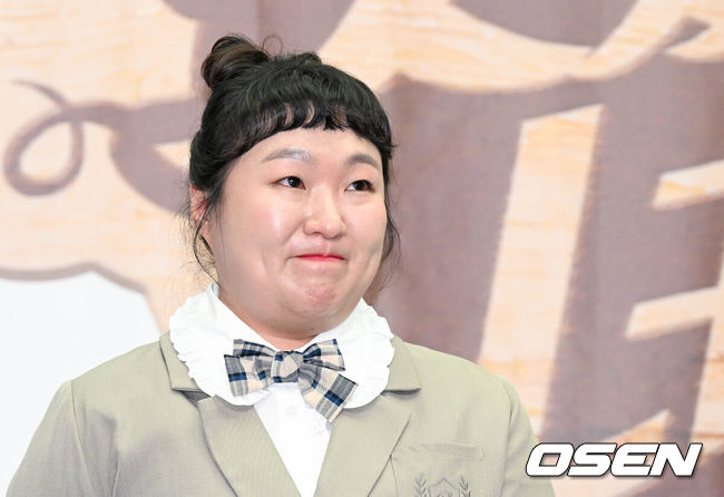 It was belatedly reported that comedian Lee Su-ji was awarded a mother-in-law.As a result of the coverage on the 14th, it was confirmed that Lee Su-ji was awarded the Shimo Award in June.An official explained that  ⁇ Lee Su-ji had been buried quietly last June.Lee Su-ji married in December 2018 and gave birth to a son last year. She also appeared on the show with her mother-in-law, showing a mother-daughter relationship.Lee Su-ji said, In April, I was laughing at the time when my mother was sick a couple of weeks ago at the production presentation of the delicious guys. I think it will be happy if I go out for the first time.So I want my mother to get better soon.Lee Su-ji came back after her mother-in-laws funeral quietly. Lee Su-ji overcame her sadness and laughed through  ⁇  SNL Korea  ⁇  and  ⁇  Delicious Guys  ⁇ .On the other hand, Lee Su-ji made his debut as a comedian in KBS 27 in 2012.