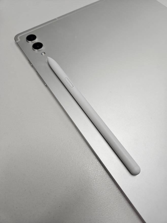 ‘갤럭시 탭S9 울트라’의 후면. 전작과 달리 카메라 부분과 S펜 부착 부분이 다소 변경됐다. (사진=김정유 기자)