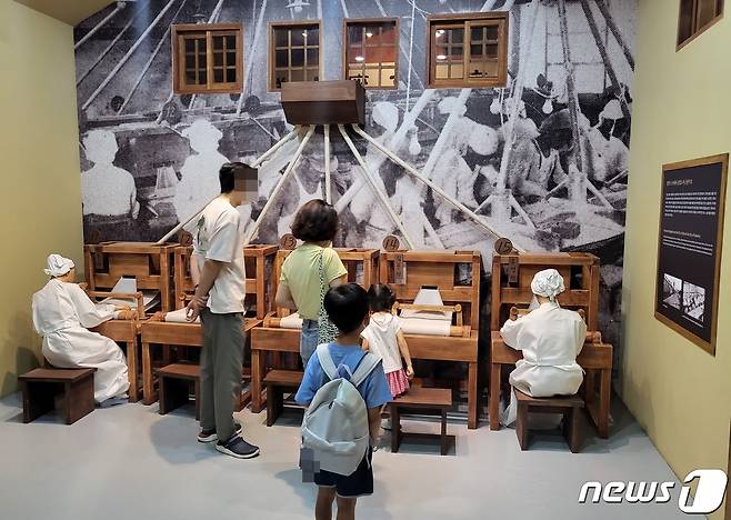 제78주년 광복절을 맞은 15일 전북 군산근대역사박물관을 찾은 가족이 관람을 하고 있다.2023.8.15/뉴스1 ⓒ News1 강교현 기자