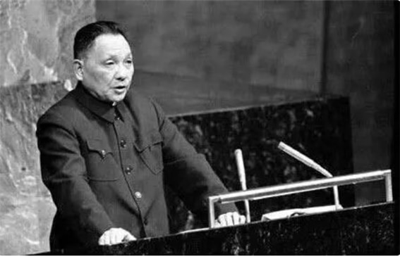 덩샤오핑은 문화혁명 시절에 발생했던 “억울하고 거짓되고 그릇된 사안들(冤假錯案)”을 모두 바로 잡는 평반(平反) 운동을 설계·실행했다.덩샤오핑이 1970년대 연설하고 있는 모습./조선일보DB