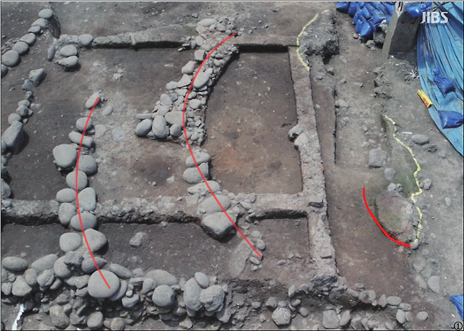 제주시 이도일동 1491-4번지 일대에서 출토된 원구단형 제단 기초석 추정 유적. 현재는 공영주차장이 들어서 있다.(제주도시재생지원센터 제공)