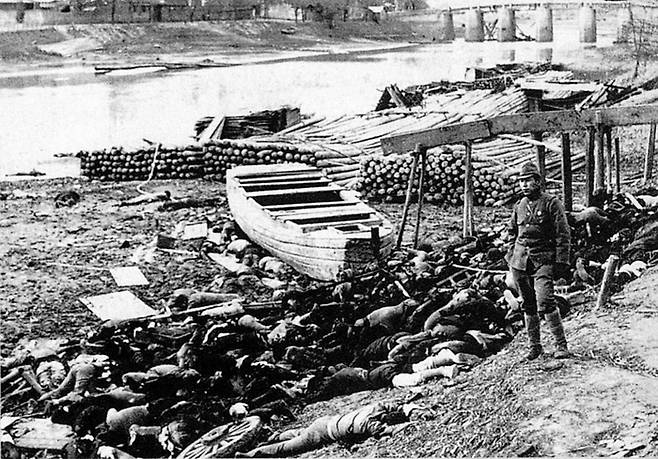 1937년 난징대학살 당시 강가에 버려진 중국인 시체들. [무라세 모리야스·Wikimedia Commons]