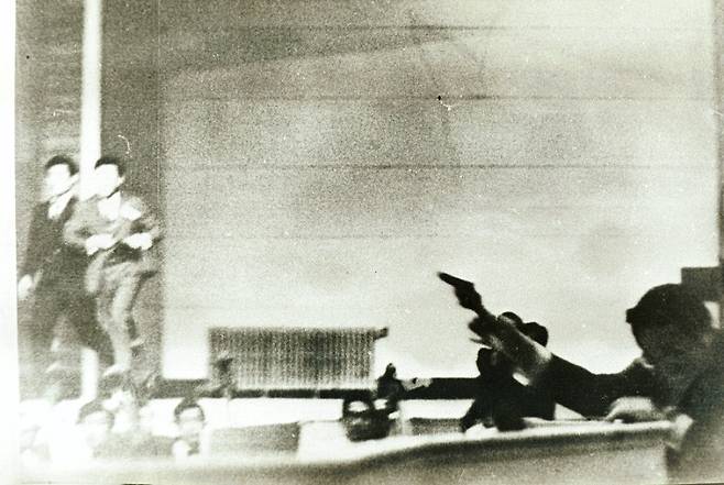 1974년 8월15일 오전 10시23분쯤 광복절 기념식이 열린 서울 장충동 국립극장에서 문세광이 박정희 대통령과 부인 육영수씨를 향해 총을 쏜 뒤 객석에서 내민 발에 걸려 넘어지기 직전 오케스트라석 분리대를 짚고 단상으로 권총을 겨냥하고 있다. /사진=서울기록원