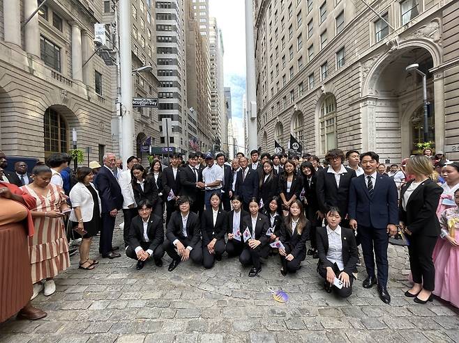 월스트리트 태극기 게양식 (뉴욕=연합뉴스) 고일환 특파원 = 월스트리트 황소상 앞에서 열린 태극기게양식. 2023.8.14 koman@yna.co.kr