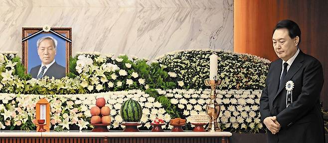 부친 빈소 지키는 尹대통령 - 윤석열 대통령이 15일 서울 서대문구 신촌세브란스병원 장례식장에 마련된 부친 윤기중 연세대 명예교수의 빈소를 지키고 있다. /대통령실