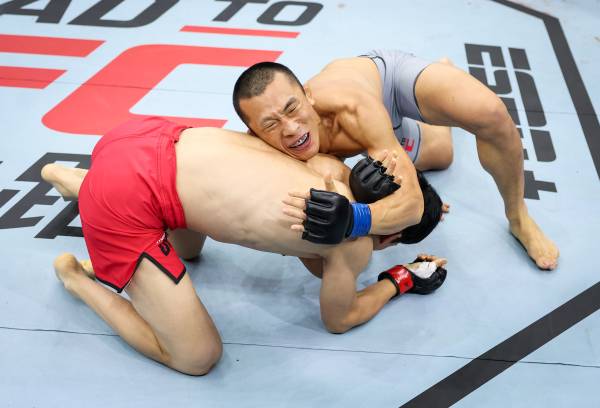 UFC 선배 마동현이 김상욱(오른쪽)에게 조언했다. 그는 서브미션을 강조했다.(사진=UFC)