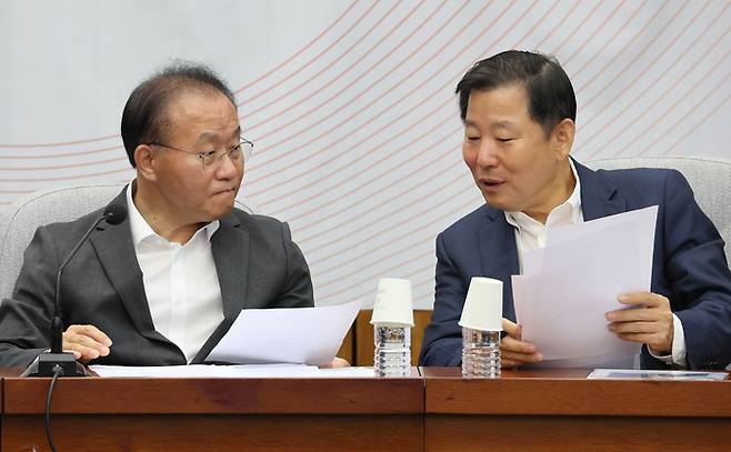 이철규 국민의힘 사무총장(오른쪽)이 지난달 28일 국회에서 열린 원내대책회의에서 윤재옥 원내대표와 대화하고 있다. 연합뉴스