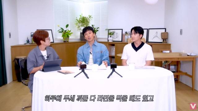 배우 김남길(43)이 “라면을 엄청 좋아한다”며 “하루에 두세 끼를 다 라면을 먹을 때도 있다”고 말했다./사진=유튜브 채널 ‘비보티비’ 캡처