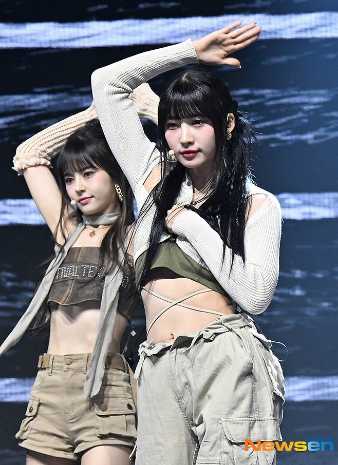 ‘프로답게’ 돌발 상황에도 불구하고 상의를 잡은 채 아무렇지 않게 안무를 펼치고 있다.