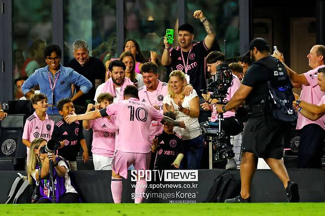 ▲ 골 넣고 아이들에게 달려간 메시