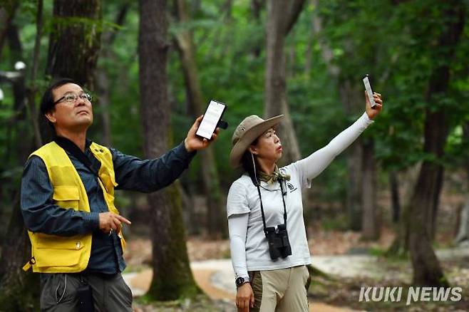 동구릉 숲 속에서 ‘야생조류교육센터 그린새’ 서정화 대표와  연혜주 조사대원이 새소리를 녹음하고 있다.