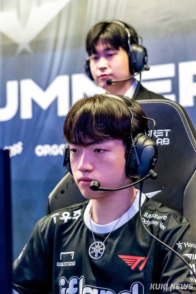 T1의 ‘케리아’ 류민석 뒤로 ‘톰’ 임재현 감독대행이 보인다. 사진=차종관 기자
