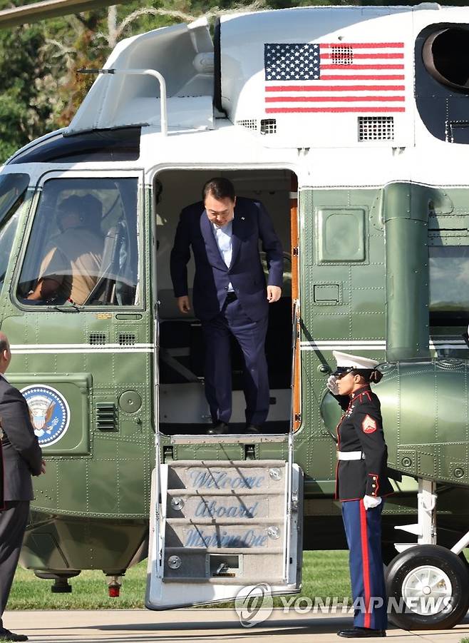 헬기에서 내리는 윤석열 대통령 (캠프 데이비드=연합뉴스) 진성철 기자 = 윤석열 대통령이 18일(현지시간) 워싱턴DC 인근 미국 대통령 공식별장인 캠프 데이비드에 도착, 헬기에서 내리고 있다. 윤 대통령은 조 바이든 미국 대통령, 기시다 후미오 일본 총리와 한미일 정상회의를 갖는다. 2023.8.18 zjin@yna.co.kr