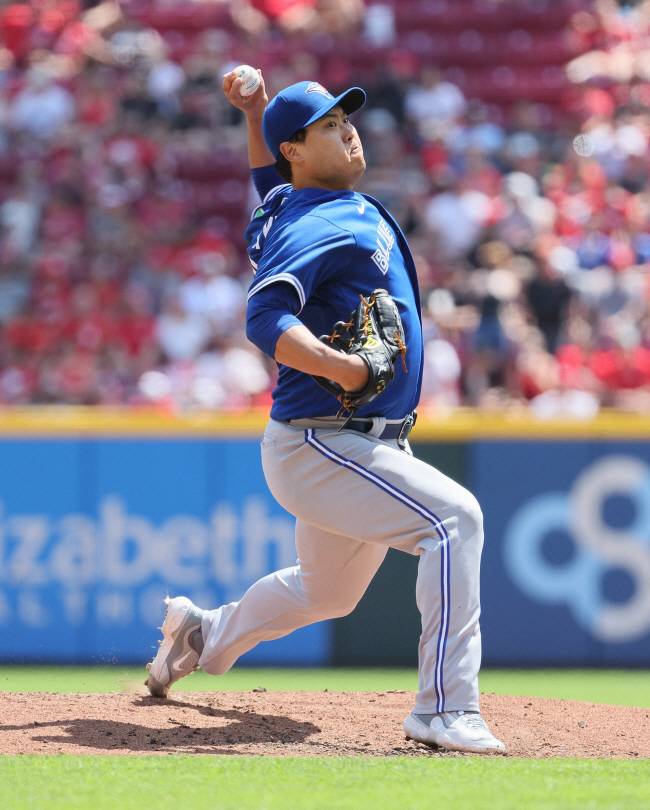 토론토 블루제이스의 류현진이 21일 오전(한국시간) 미국 오하이오주 신시내티 그레이트아메리칸볼파크에서 열린 MLB 신시내티 레즈와의 원정경기에 선발투수로 등판해 힘차게 공을 던지고 있다. AFP 연합뉴스