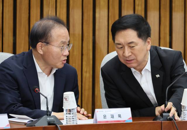 ▲국민의힘 김기현 대표(오른쪽)와 윤재옥 원내대표가 18일 국회에서 열린 농축수산업계 지원 및 문화·예술계 등 소비증진을 위한 청탁금지법 시행령 개정 민·당·정 협의회에서 대화하고 있다. ⓒ연합뉴스