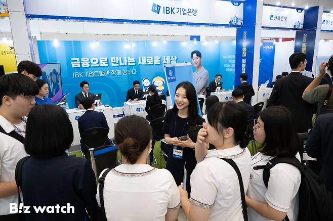 23일 오전 서울 중구 동대문디자인플라자에서 열린 '2023 금융권 공동채용 박람회' 개막식에 참석한 금융권 구직희망자들이 부스관계자로 부터 조언을 구하고 있다./사진=이명근 기자 qwe123@