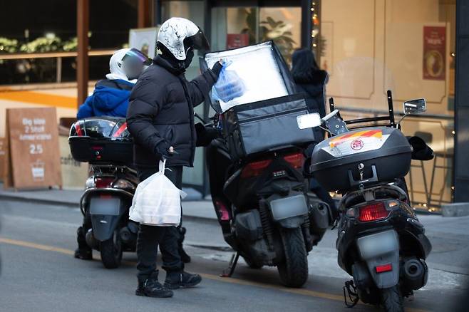 한 배달노동자가 서울시내에서 점심시간 음식을 배달하고 있다. ⓒ News1 유승관 기자 /사진=뉴스1