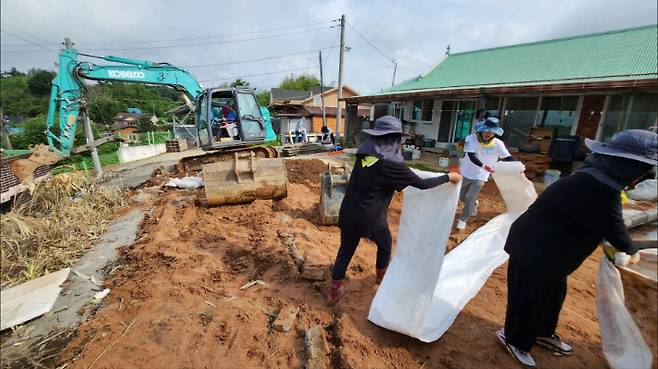 성진교회 국내단기선교팀이 전북 고창군의 호우 피해가정을 방문해 복구작업을 펼치고 있다.