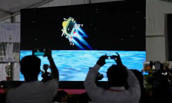 취재진들이 23일 인도 무인 달착륙선 비크람이 달에 착륙하는 장면을 찍고 있다. 벵갈루루 AP 연합뉴스
