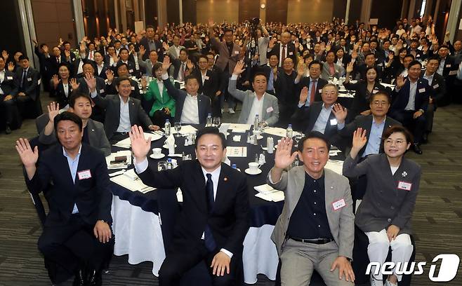 원희룡 국토교통부 장관이 24일 오전 서울 영등포구 공군호텔에서 열린 새로운 미래를 준비하는 모임 정기세미나에서 참석자들과 기념촬영을 하고 있다. 2023.8.24/뉴스1 ⓒ News1 황기선 기자