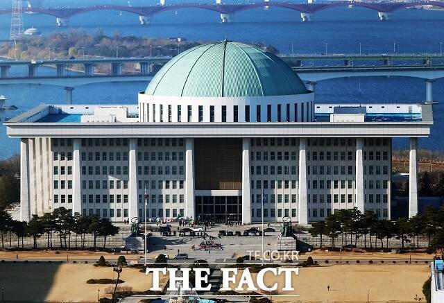 대한민국 국회 의원들이 법안 내용은 같지만 '문구'만 바꾸는 등의 방법으로 건수를 늘리고 있는 것으로 나타났다. 이처럼 국회의원들의 행위로 인해 '과잉 입법·규제' 등이 필요하다는 지적이 나온다. /더팩트 DB