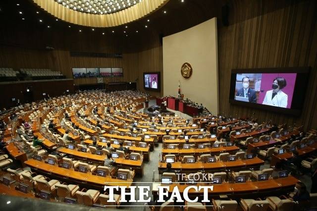 국회 인력 효율화와 국회 신뢰도 향상을 위해서라도 단순한 법안 발의·처리 건수만을 늘릴 것이 아니라, 다각화된 입법 영향 분석이 선행되어야 한다는 목소리가 꾸준히 나오고 있다. /더팩트 DB