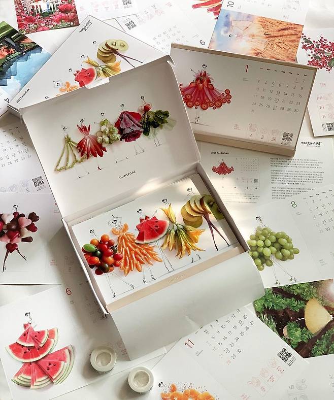 김재석 패션 일러스트레이터가 신세계 백화점과 협업했던 ‘계절과 식탁’ 프로젝트. 과일 등 먹거리를 이용해 이채로운 패션 스타일을 선보였다. 사진제공 김재석 작가