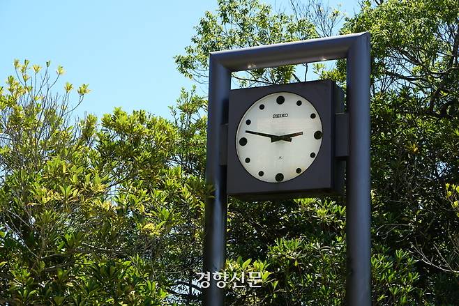 후쿠시마 원전 근처 시계가 사고 당시인 2011년 3월 11일 오후 2시 46분에 그대로 멈춰있다. 후쿠시마 | 이윤정 기자