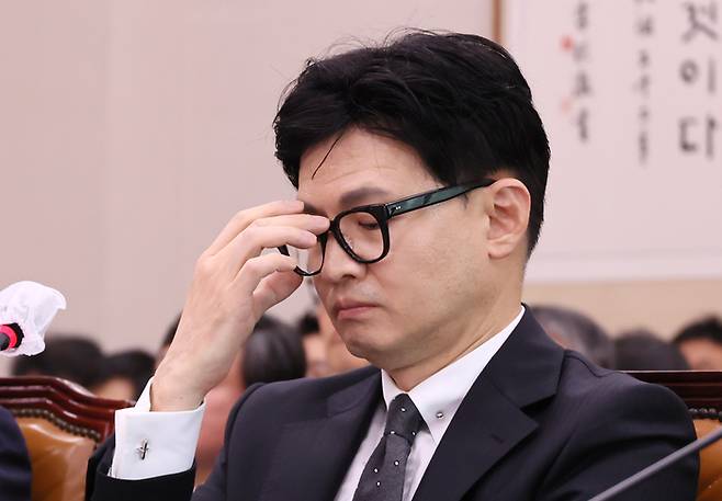 한동훈 법무부 장관이 지난 21일 국회에서 열린 법제사법위원회 전체회의에서 안경을 고쳐쓰고 있다. 연합뉴스