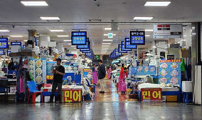 24일 찾은 서울 노량진 수산시장에는 평일 낮이라 사람이 붐비지는 않았다.