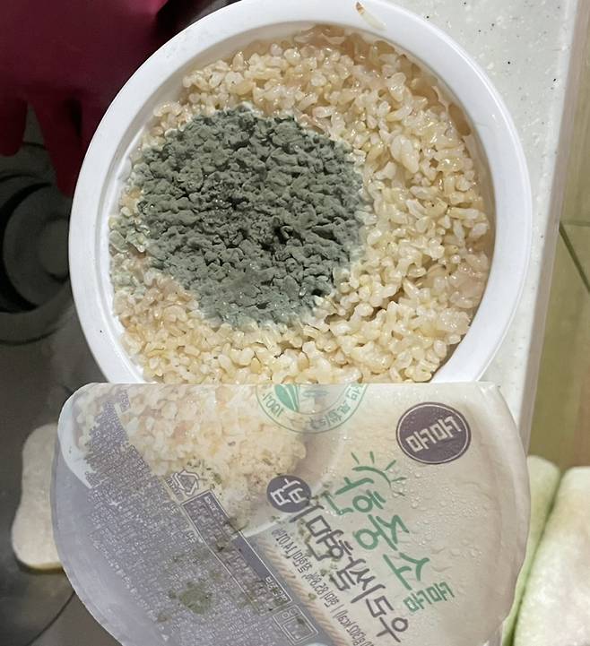 지난 8월18일 쿠팡 '곰곰 소중한 우리쌀 현미밥' 고객 리뷰에 올라온 곰팡이 의심 이물 ⓒ쿠팡 홈페이지 캡쳐