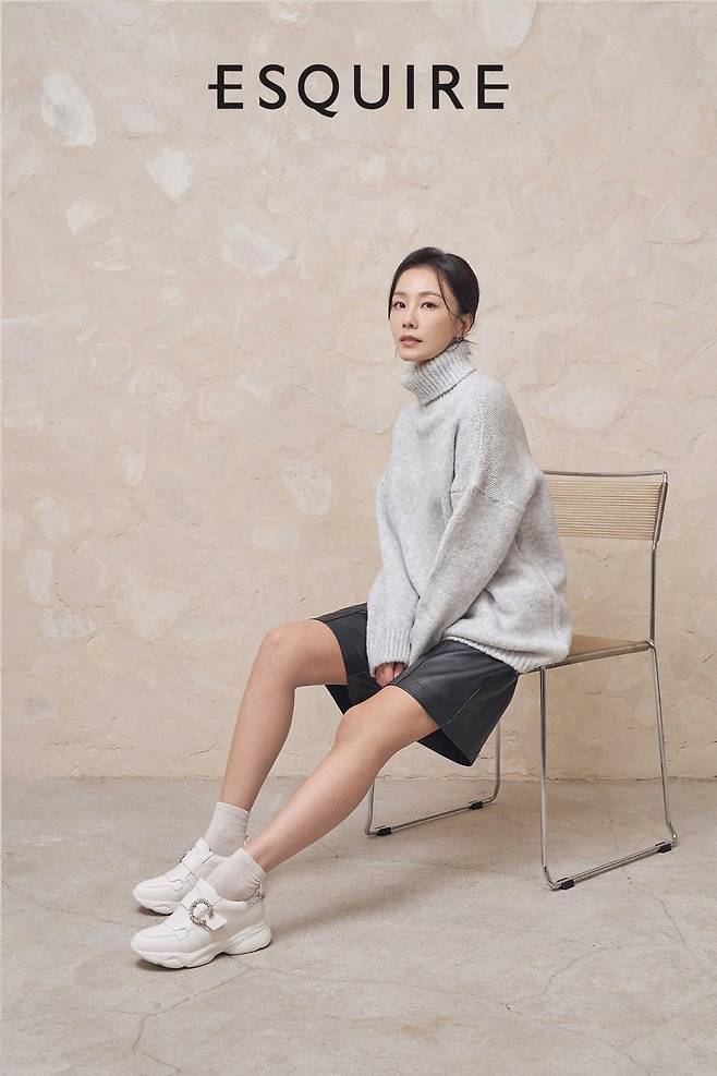 Actor Hong Soo-hyun was selected as a model for the fashion brand 23FW season.Hong Soo-hyun matched colorful white sneakers with a modern look of bulky knit that can be used as a point of autumn daily look. She also showed a luxurious casual look in quilted sneakers with brown color scheme in soft beige tone.It also offered stylish autumn styling, including an intense purple leather shoulder bag and sophisticated dark green colored jewel pumps.Hong Soo-hyun has a variety of charms, crossing chic and elegance in line with the new FW products at the shooting site. It is the back door that his stylish atmosphere and confident pose are added to create a complete picture.