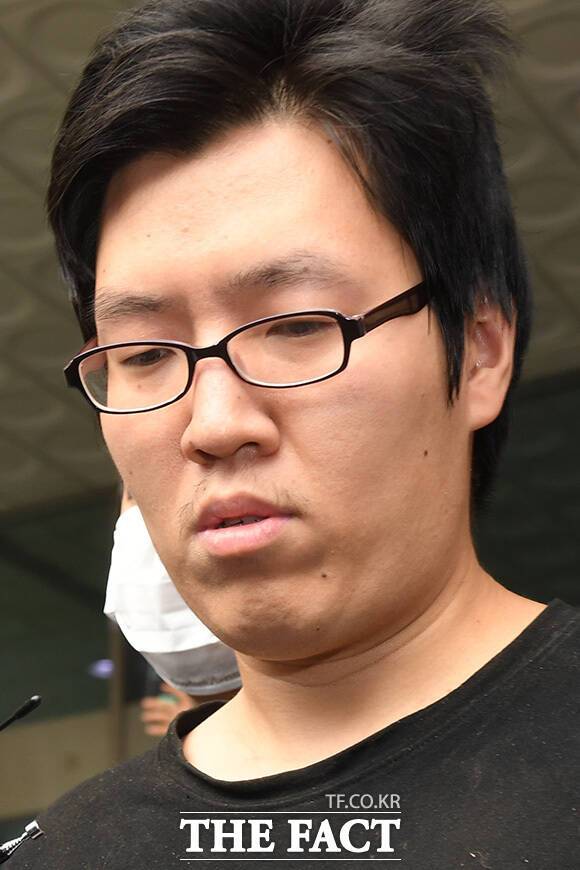 '신림동 등산로 성폭행 및 살해' 사건 피의자 최윤종이 25일 오전 서울 관악구 관악경찰서에서 서울중앙지방검찰청으로 송치되고 있다. /장윤석 인턴기자