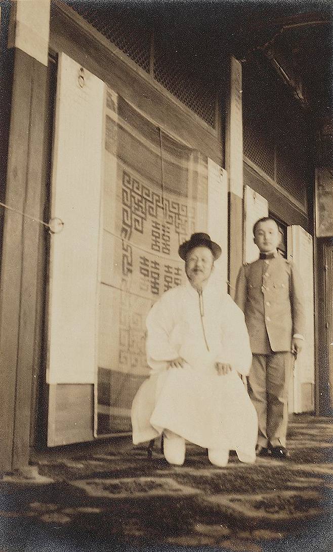 경운궁(덕수궁)에서 촬영된 고종과 둘째아들 영친왕 이은. 1907년 황제위에서 강제로 퇴위된 뒤 영친왕이 일본으로 유학 가기 전으로 추정된다. /국립고궁박물관
