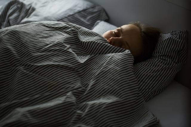 빛을 차단한 어두운 곳에서 수면해야 호르몬이 정상 분비되고 신진대사가 원활하다./사진=클립아트코리아