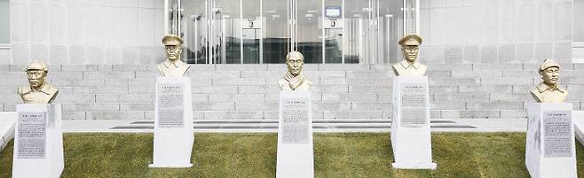 육군사관학교에 건립된 독립전쟁 영웅 5인의 흉상. 왼쪽부터 홍범도 장군, 지청천 장군, 이회영 선생, 이범석 장군, 김좌진 장군. 경향신문 자료사진