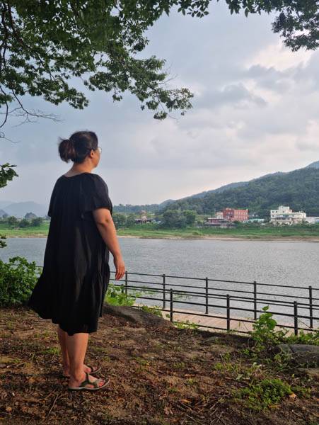 현재 전남 지역에서 지내고 있는 24년차 교사 장혜진씨가 강물을 바라보고 있다. / 송윤경 기자