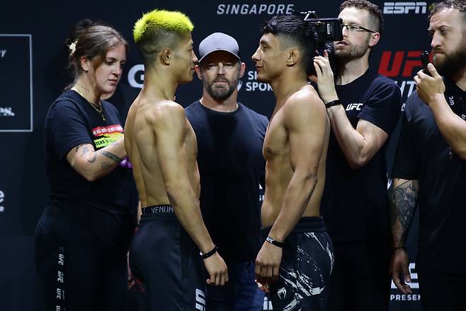 나카무라 린야(왼쪽)와 페르니 가르시아가 25일(현지시간) 싱가포르 인도어 스타디움에서 열린 ‘UFC 파이트 나이트: 할로웨이 vs 코리안 좀비’ 계체 행사에서 서로 마주보고 있다. 사진 | UFC